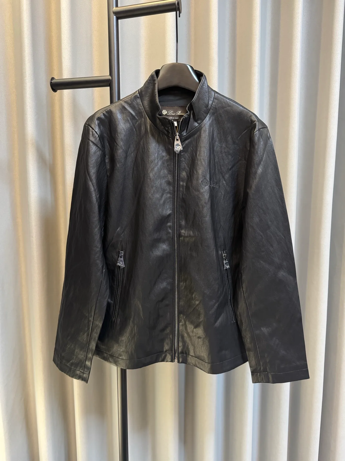 [Premium Replica] LORO PIANA 26FW LP Noran Pianya Embroidered Zipper Lapel Leather Jacket (Black) ◽ Made of high-quality lambskin, this leather is soft and delicate to the touch, as smooth as touching a baby's skin, without the rough and irritating feeling at all! ◽ From the stitching point of view of the chest brand embroidery, every stitch is delicate and precise, and the stitching is precise and smooth, without any deviation or wrinkles. ! ◽Each version is determined after countless ergonomic studies and trial adjustments! Size: m l xl xxl xxxl ◽High-quality sewing thread has super wear-resistant and firmness, ensuring that the seams of the leather jacket are strong and durable and not easy to crack!